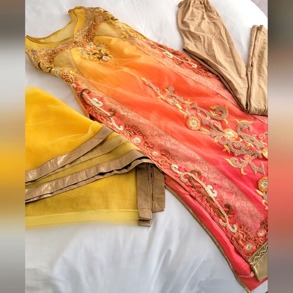 Salwar suit - Picture 1 of 3